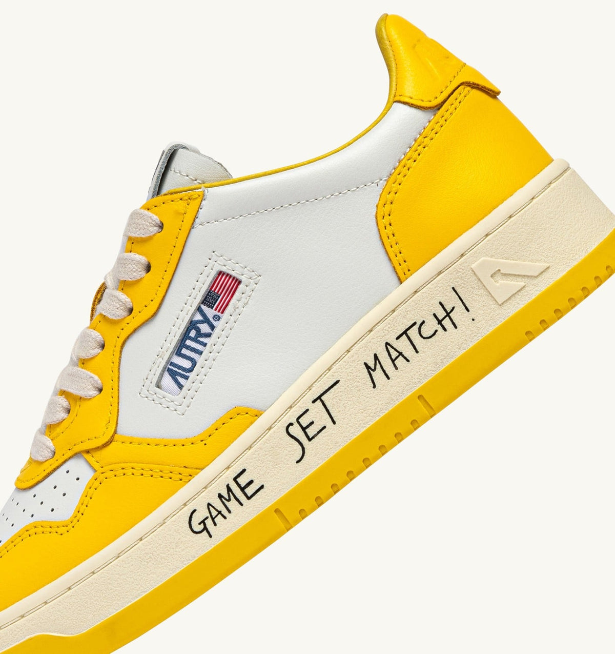 AUTRY Man MEDALIST LOW SNEAKERS IN WHITE AND SLICKER LEATHER WITH LETTERING