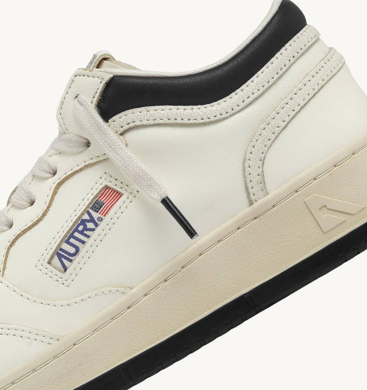 AUTRY Man MED-WAY SNEAKERS IN LEATHER COLOR MARSHMALLOW AND BLACK