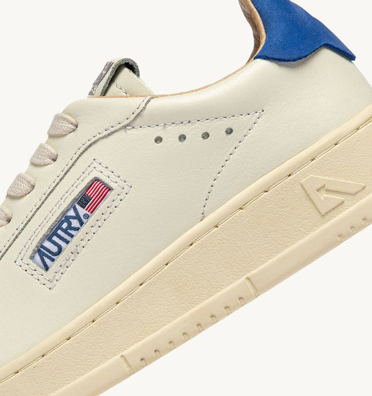 AUTRY Man DALLAS LOW SNEAKERS IN MARSHMALLOW AND LAPIS BLUE LEATHER