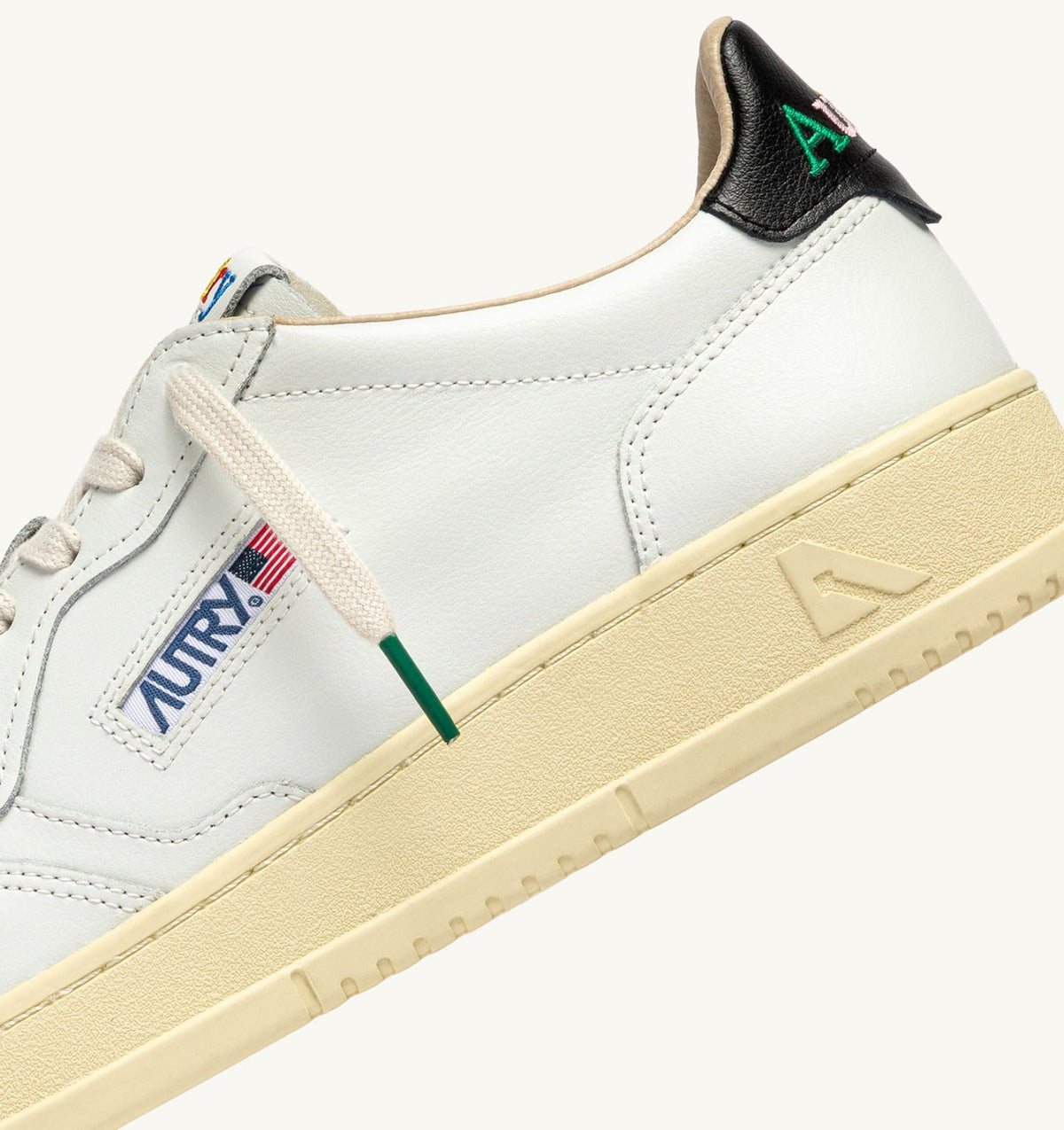 AUTRY Man MEDALIST LOW SNEAKERS IN WHITE AND BLACK LEATHER