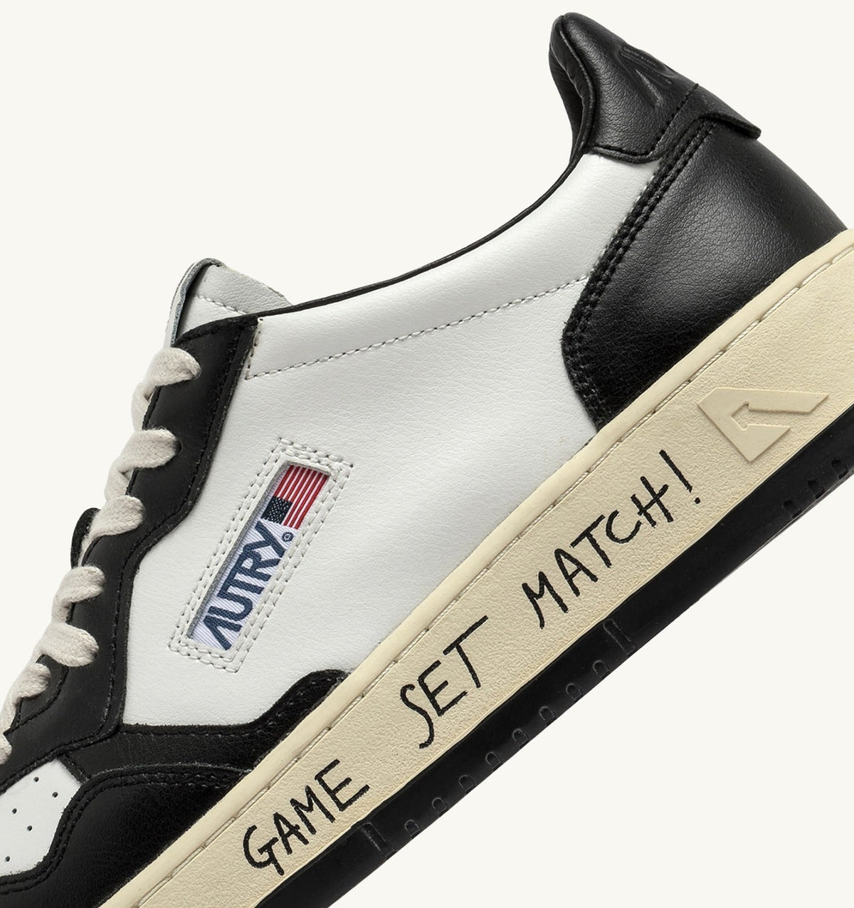 AUTRY Man MEDALIST LOW SNEAKERS IN WHITE AND BLACK LEATHER WITH LETTERING
