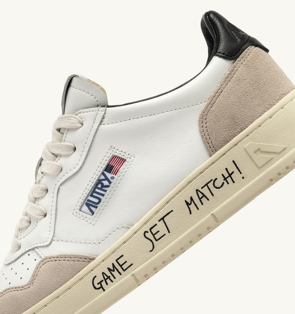 AUTRY Man MEDALIST LOW SNEAKERS IN WHITE AND BLACK SUEDE AND LEATHER WITH LETTERING