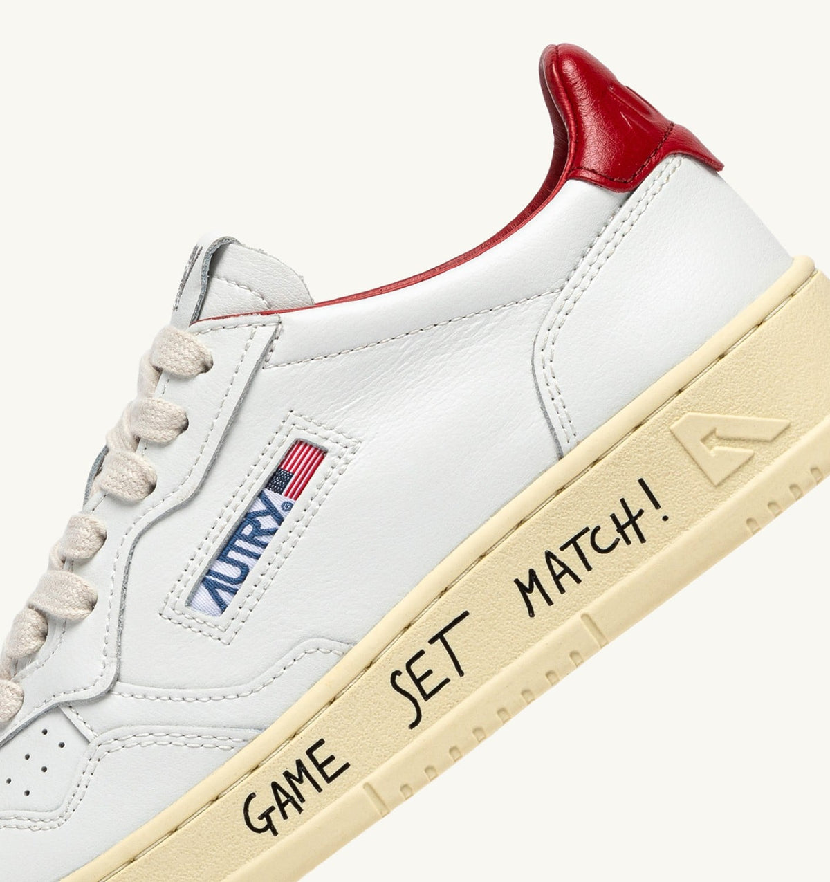 AUTRY Man MEDALIST LOW SNEAKERS IN WHITE AND RED LEATHER WITH LETTERING