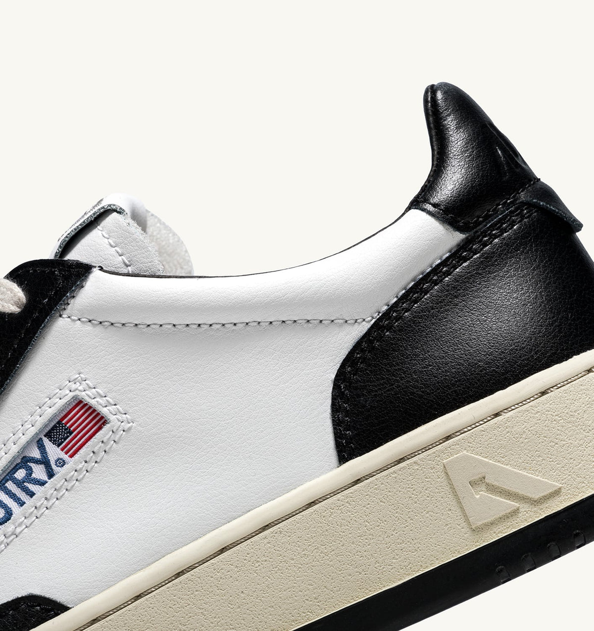 AUTRY Man MEDALIST LOW BICOLOR SNEAKERS IN WHITE AND BLACK LEATHER