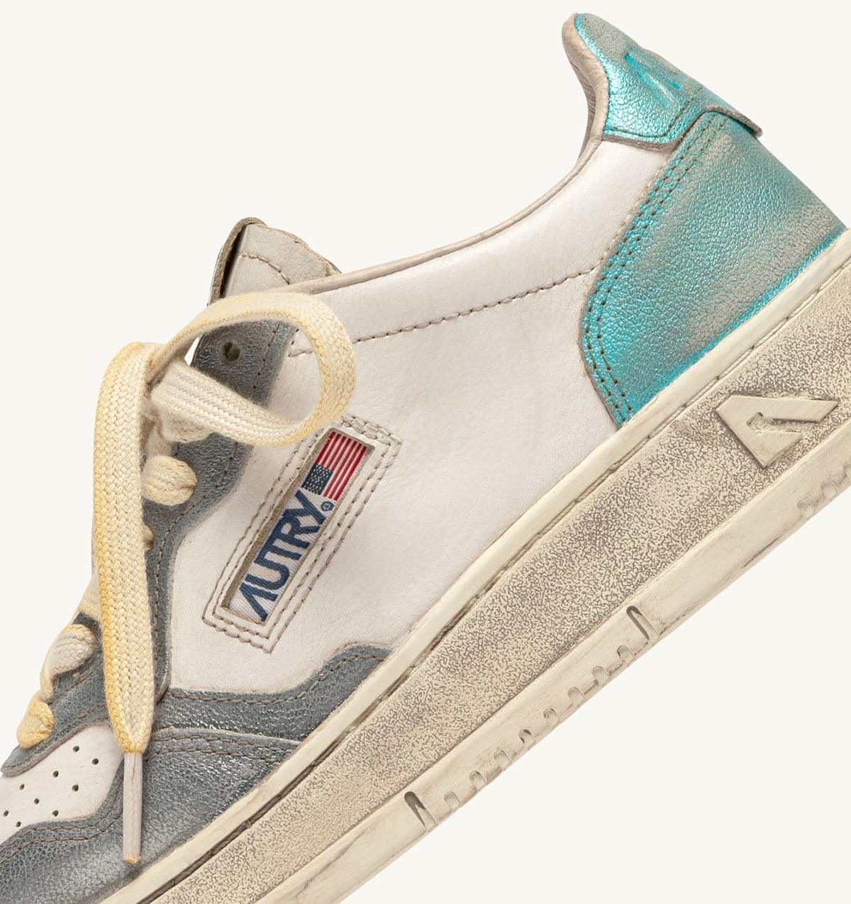 AUTRY Woman MEDALIST LOW SUPER VINTAGE SNEAKERS IN ASH AND SEA LEATHER
