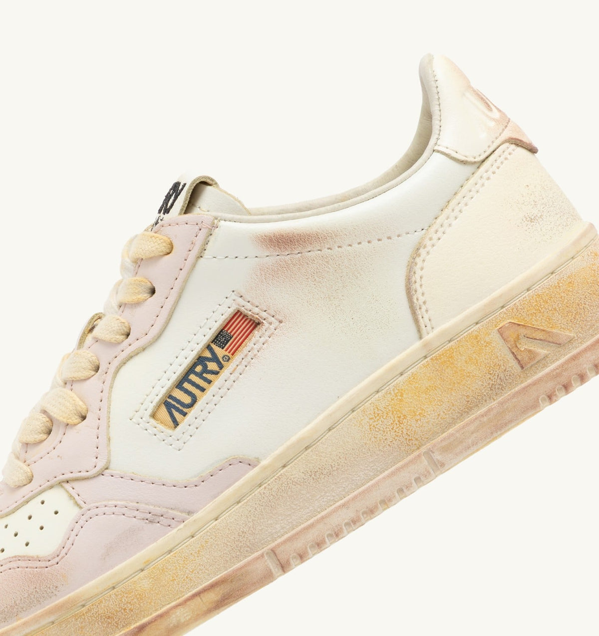 AUTRY Woman MEDALIST LOW SUPER VINTAGE SNEAKERS IN VANILLA WHITE AND MAUVE LEATHER