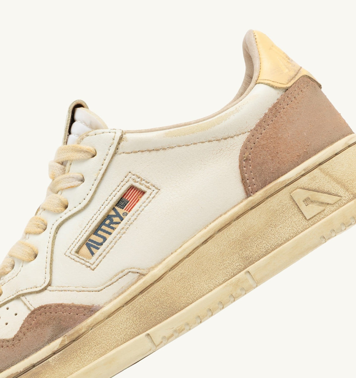 AUTRY Woman MEDALIST LOW SUPER VINTAGE SNEAKERS IN WHITE AND PHARD LEATHER AND SUEDE