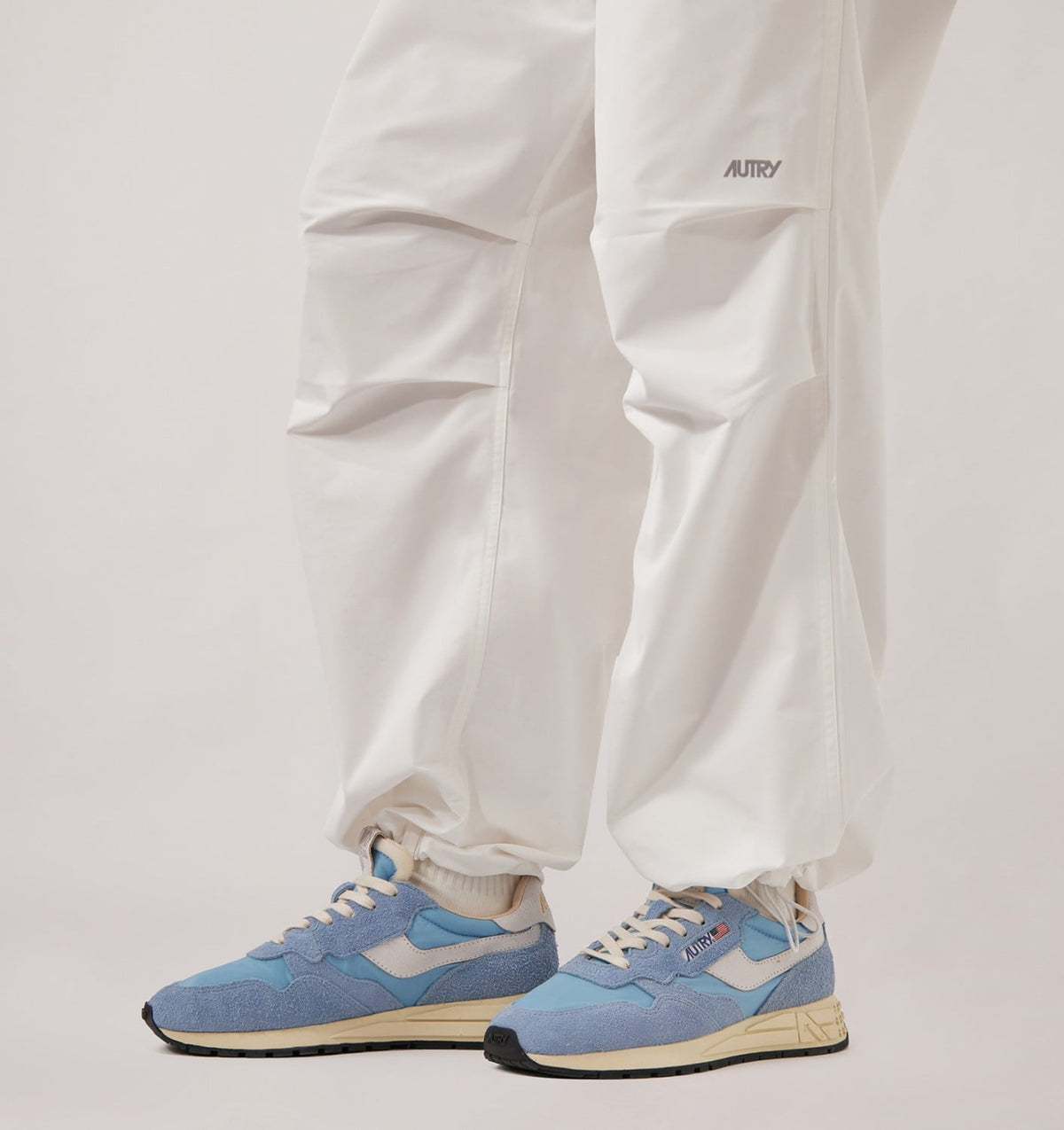 AUTRY Woman REELWIND LOW SNEAKERS IN WHITE AND FORGET ME NOT NYLON AND SUEDE