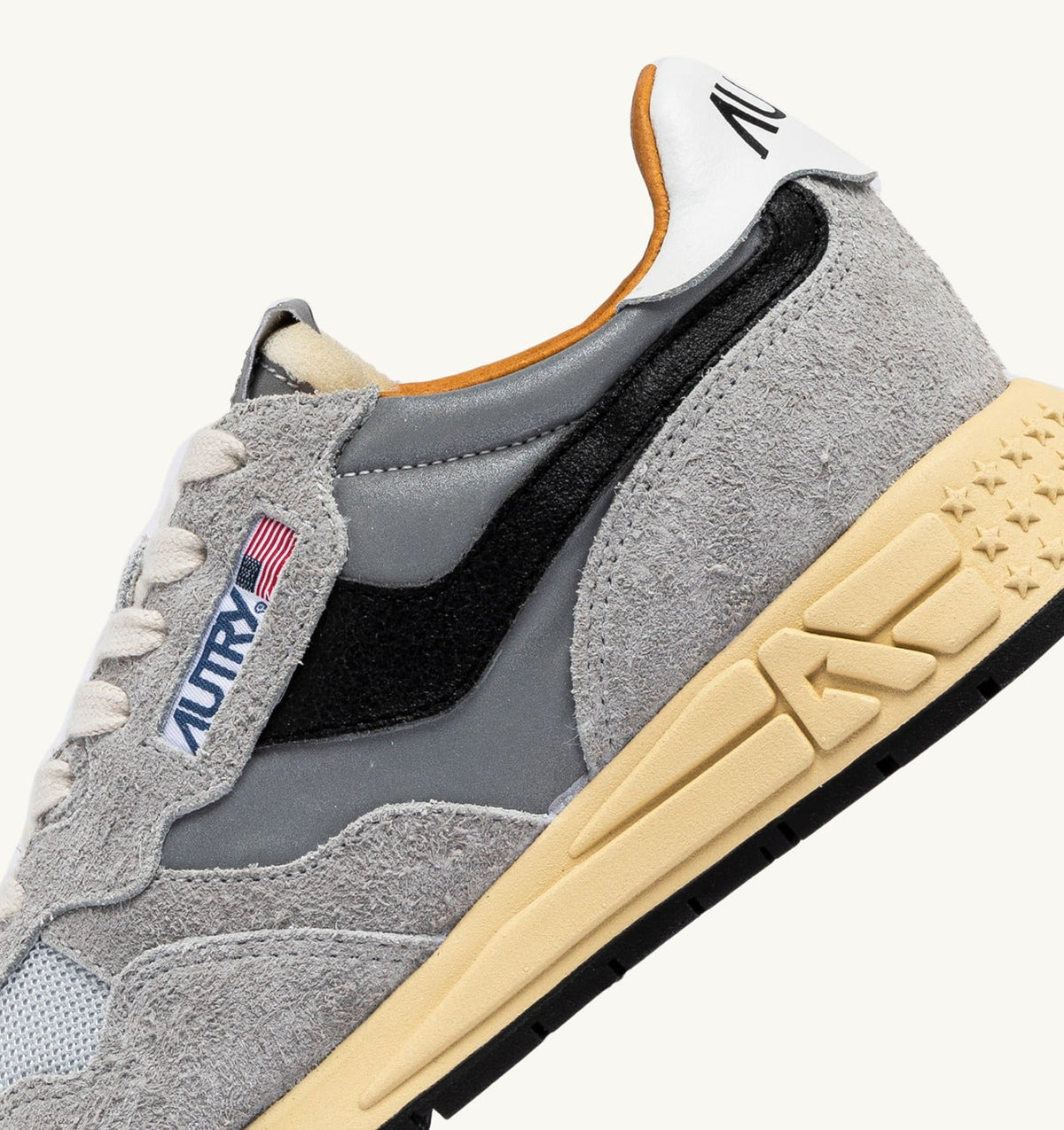 AUTRY Woman REELWIND LOW SNEAKERS IN SAND SUEDE AND REFLECTIVE NYLON