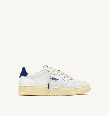 AUTRY Man MEDALIST LOW SNEAKERS IN WHITE LEATHER AND BLUE DEPTHS SUEDE
