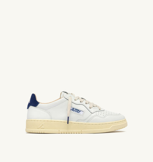 AUTRY Man MEDALIST LOW SNEAKERS IN WHITE LEATHER AND BLUE DEPTHS SUEDE