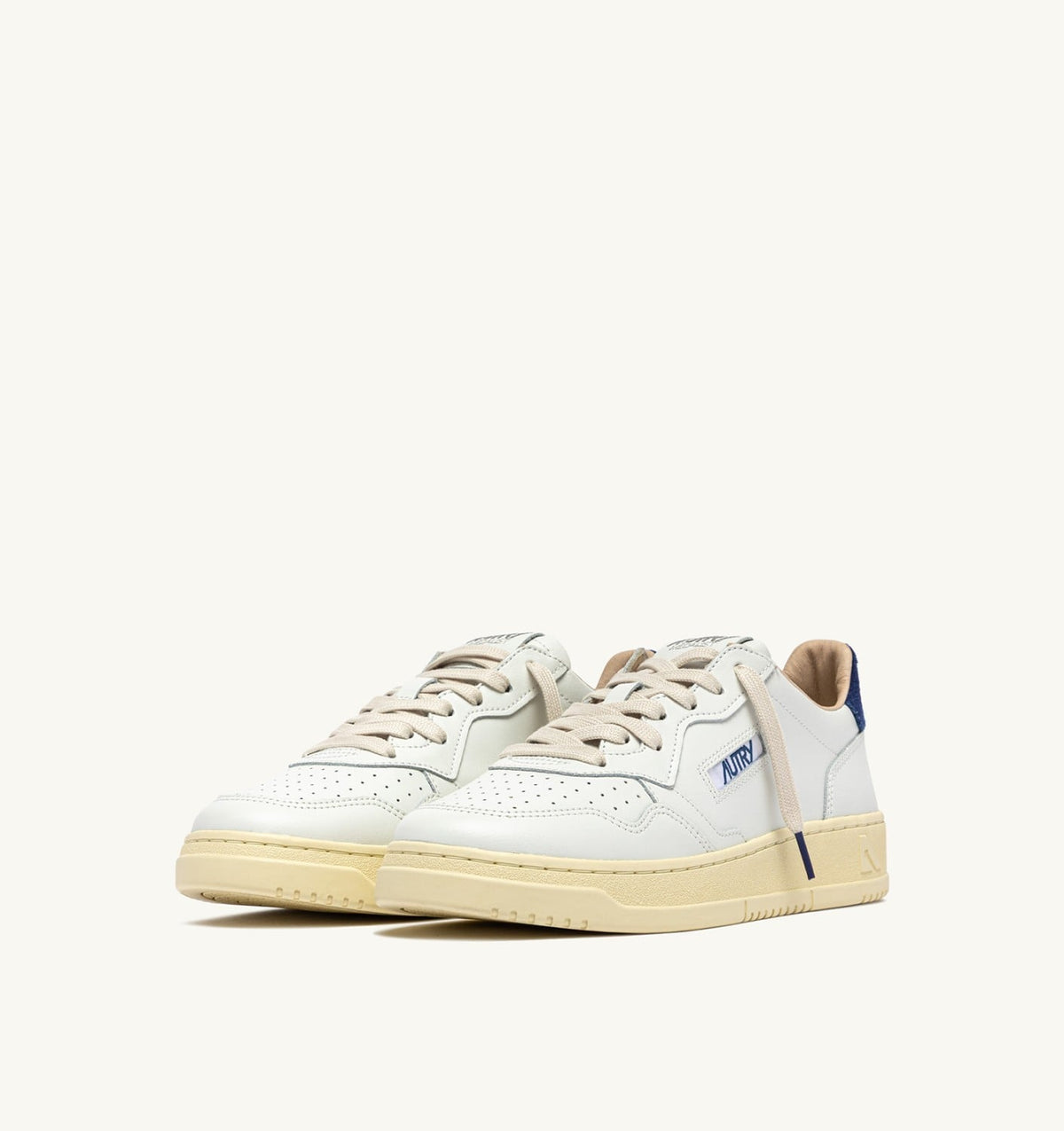 AUTRY Man MEDALIST LOW SNEAKERS IN WHITE LEATHER AND BLUE DEPTHS SUEDE