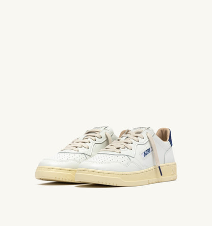 AUTRY Man MEDALIST LOW SNEAKERS IN WHITE LEATHER AND BLUE DEPTHS SUEDE