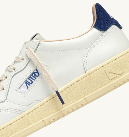 AUTRY Man MEDALIST LOW SNEAKERS IN WHITE LEATHER AND BLUE DEPTHS SUEDE