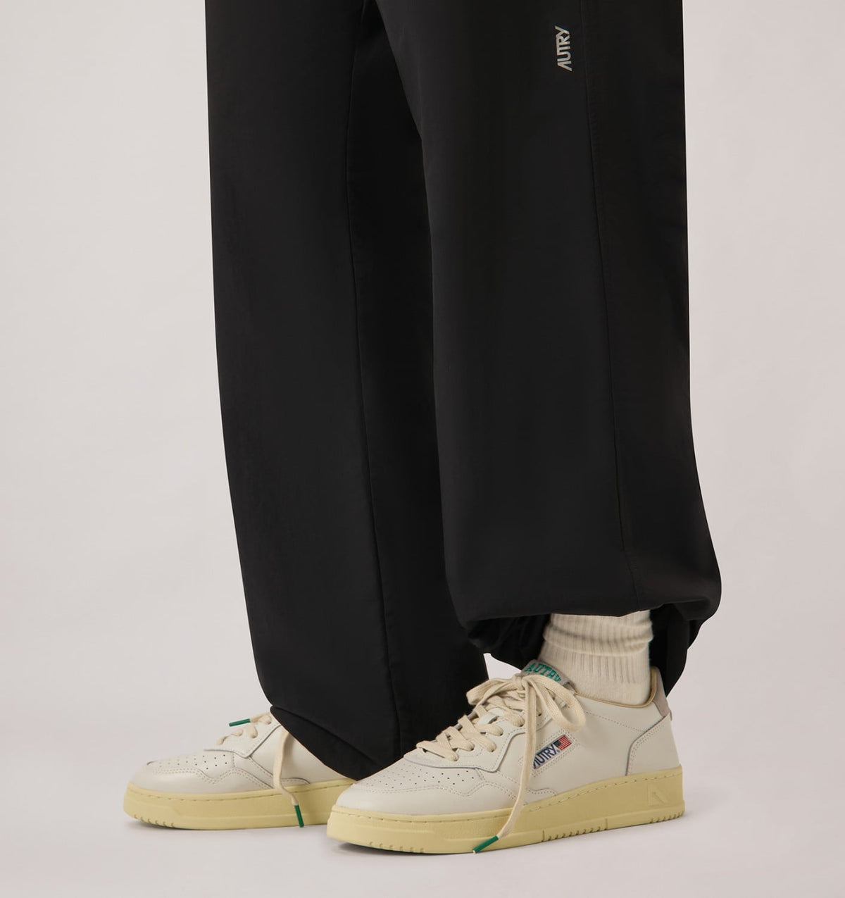 AUTRY Man MEDALIST LOW SNEAKERS IN WHITE LEATHER AND CLOUD SUEDE