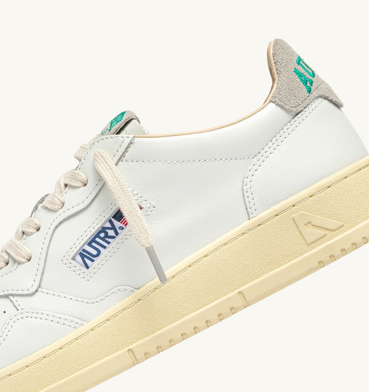 AUTRY Man MEDALIST LOW SNEAKERS IN WHITE LEATHER AND CLOUD SUEDE
