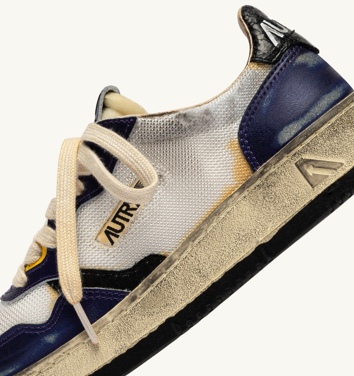 AUTRY Man MEDALIST LOW SUPER VINTAGE SNEAKERS IN WHITE AND TANZANITE LEATHER AND DRAGON MESH