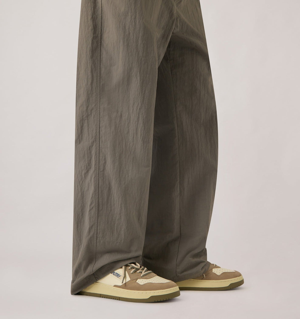 AUTRY Man MEDALIST LOW SNEAKERS IN COVERT GREEN AND LICORICE LEATHER AND SUEDE