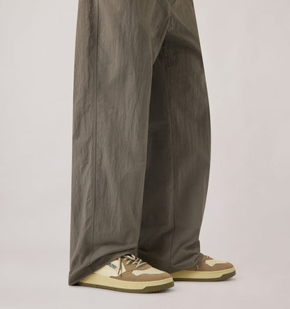 AUTRY Man MEDALIST LOW SNEAKERS IN COVERT GREEN AND LICORICE LEATHER AND SUEDE