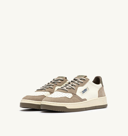AUTRY Man MEDALIST LOW SNEAKERS IN COVERT GREEN AND LICORICE LEATHER AND SUEDE