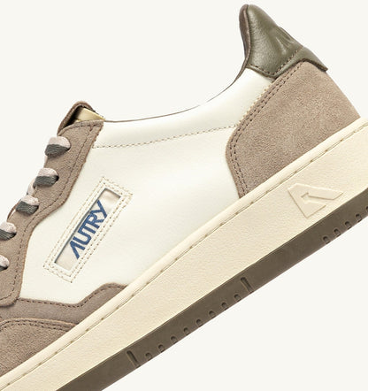AUTRY Man MEDALIST LOW SNEAKERS IN COVERT GREEN AND LICORICE LEATHER AND SUEDE