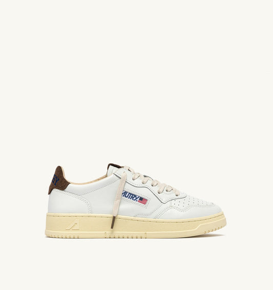 AUTRY Man MEDALIST LOW SNEAKERS IN WHITE LEATHER AND CHOCOLATE CHIP SUEDE