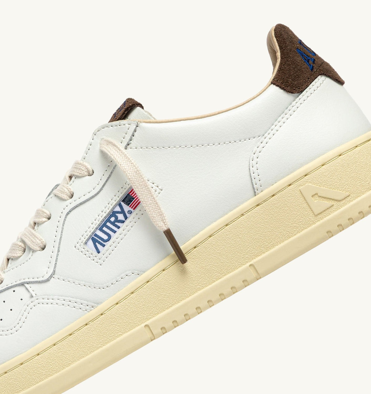 AUTRY Man MEDALIST LOW SNEAKERS IN WHITE LEATHER AND CHOCOLATE CHIP SUEDE