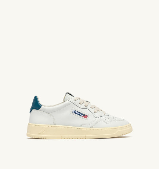 AUTRY Man MEDALIST LOW SNEAKERS IN WHITE AND MALLARD BLUE LEATHER