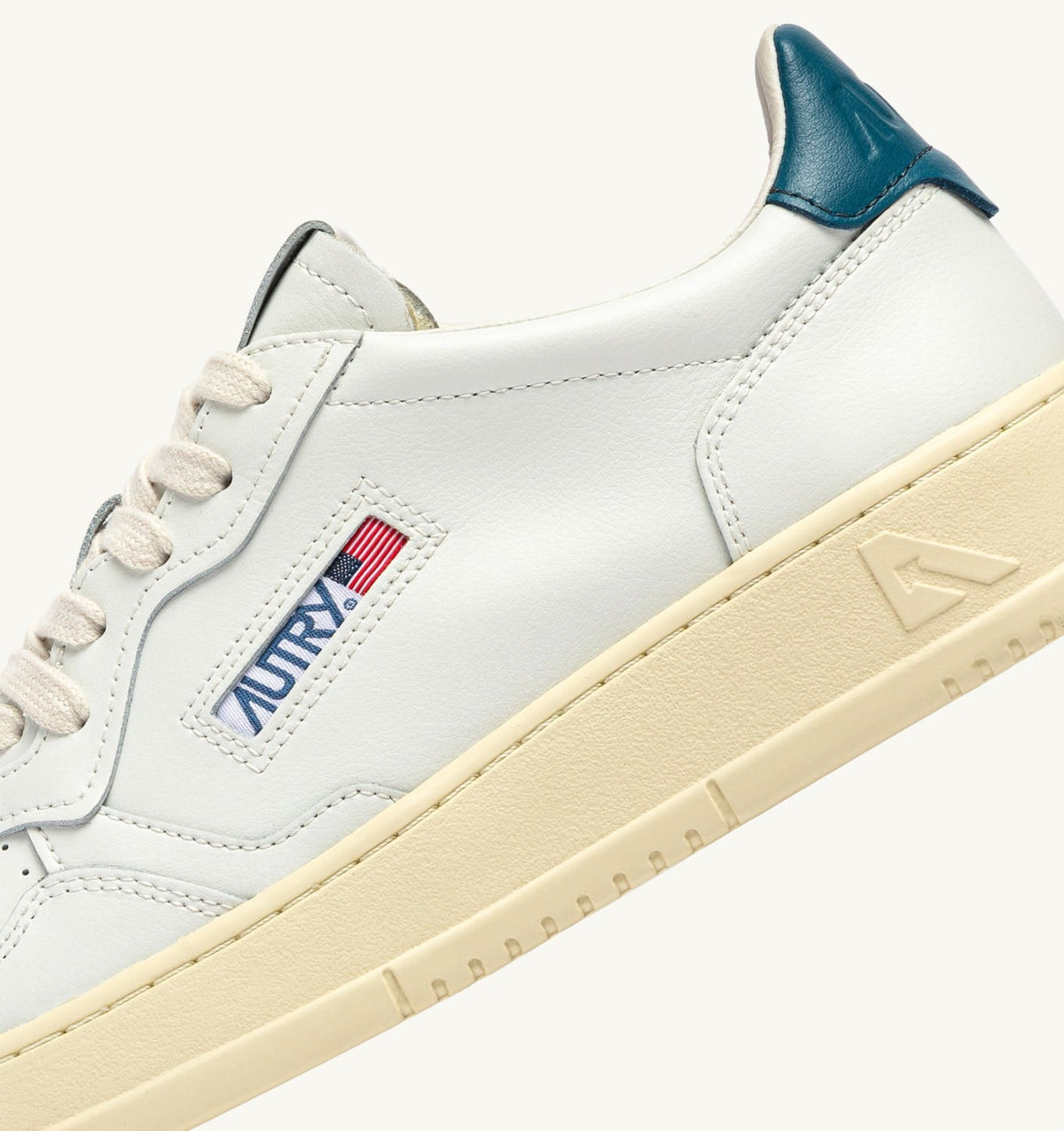 AUTRY Man MEDALIST LOW SNEAKERS IN WHITE AND MALLARD BLUE LEATHER