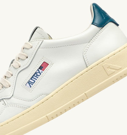 AUTRY Man MEDALIST LOW SNEAKERS IN WHITE AND MALLARD BLUE LEATHER