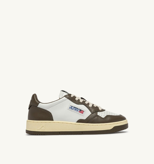 AUTRY Man MEDALIST LOW BICOLOR SNEAKERS IN WHITE AND CHOCOLATE LEATHER