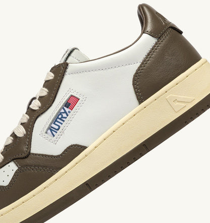 AUTRY Man MEDALIST LOW BICOLOR SNEAKERS IN WHITE AND CHOCOLATE LEATHER