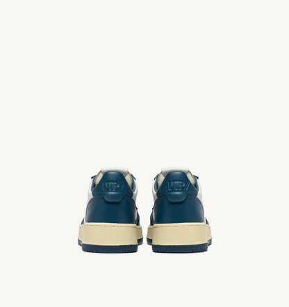 AUTRY Man MEDALIST LOW BICOLOR SNEAKERS IN WHITE AND MALLARD BLUE LEATHER