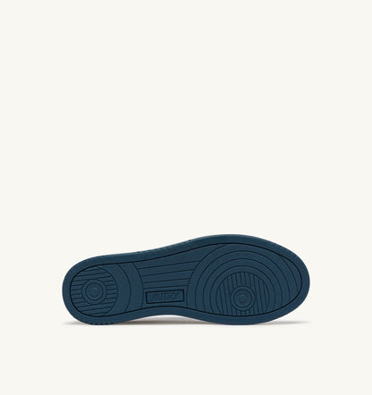 AUTRY Man MEDALIST LOW BICOLOR SNEAKERS IN WHITE AND MALLARD BLUE LEATHER
