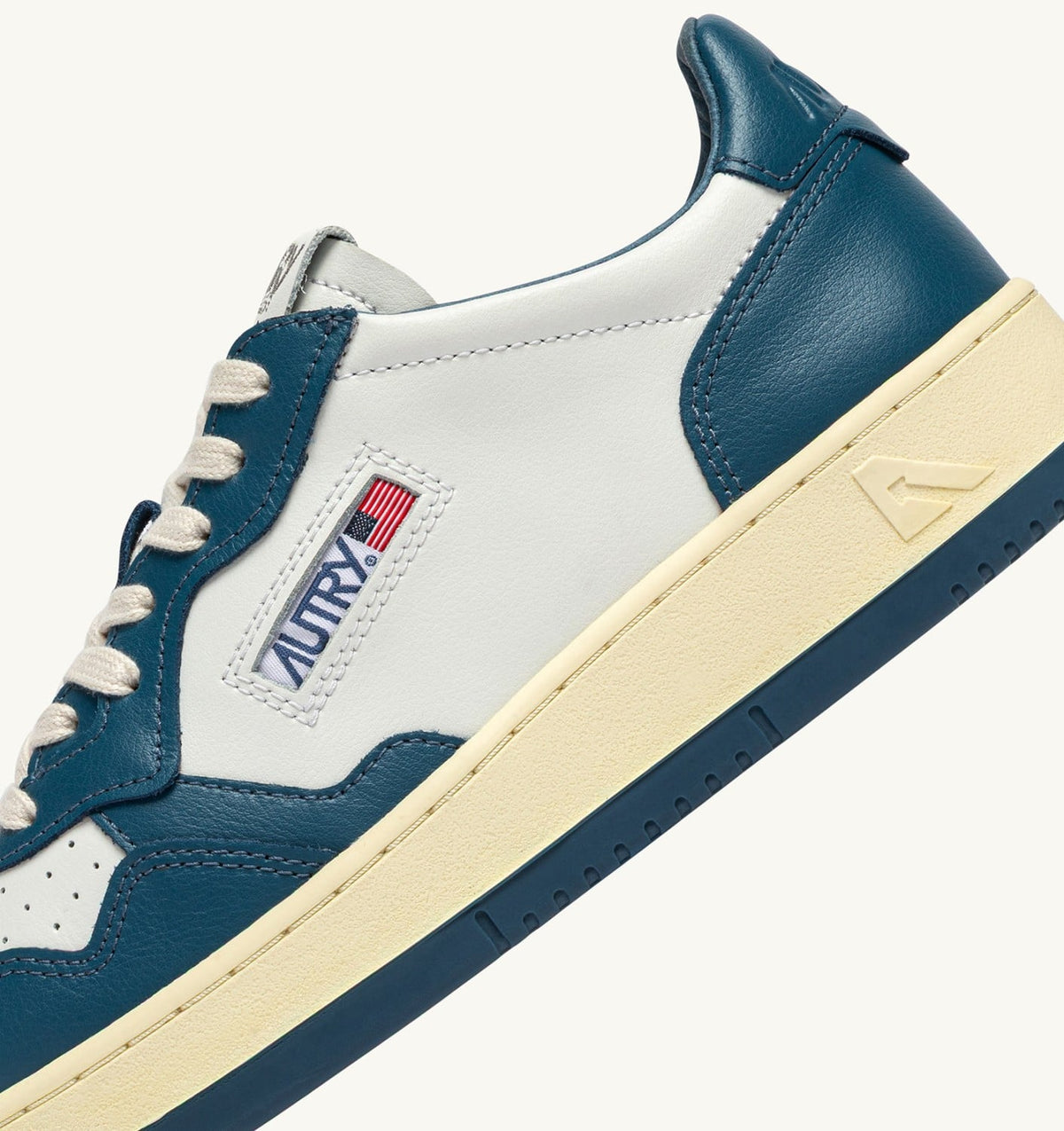 AUTRY Man MEDALIST LOW BICOLOR SNEAKERS IN WHITE AND MALLARD BLUE LEATHER