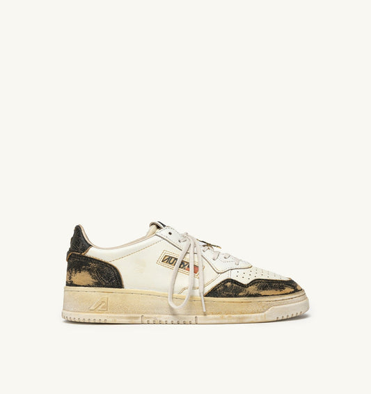 AUTRY Man MEDALIST LOW SUPER VINTAGE SNEAKERS IN WHITE AND ANTIQUE BLACK LEATHER