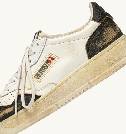AUTRY Man MEDALIST LOW SUPER VINTAGE SNEAKERS IN WHITE AND ANTIQUE BLACK LEATHER