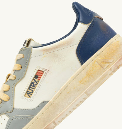 AUTRY Man MEDALIST LOW SUPER VINTAGE SNEAKERS IN LIMESTONE WHITE AND BLUE LEATHER