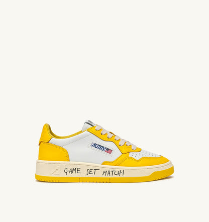 AUTRY Man MEDALIST LOW SNEAKERS IN WHITE AND SLICKER LEATHER WITH LETTERING