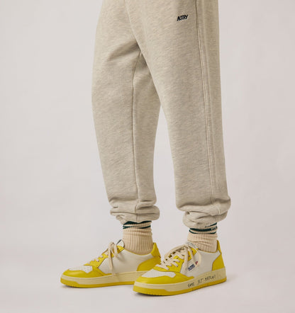 AUTRY Man MEDALIST LOW SNEAKERS IN WHITE AND SLICKER LEATHER WITH LETTERING