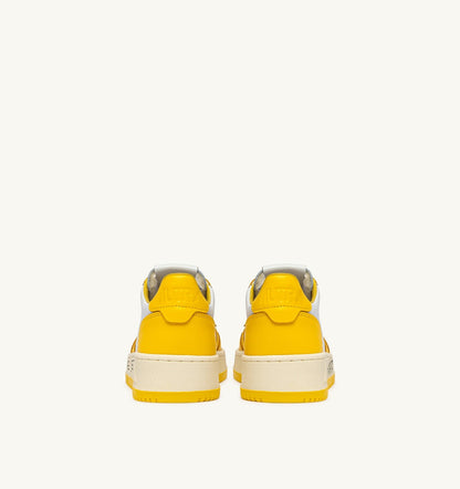 AUTRY Man MEDALIST LOW SNEAKERS IN WHITE AND SLICKER LEATHER WITH LETTERING
