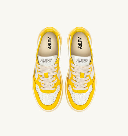 AUTRY Man MEDALIST LOW SNEAKERS IN WHITE AND SLICKER LEATHER WITH LETTERING