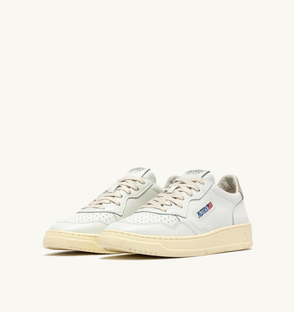 AUTRY Man MEDALIST LOW SNEAKERS IN WHITE AND FEATHER GRAY LEATHER
