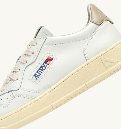 AUTRY Man MEDALIST LOW SNEAKERS IN WHITE AND FEATHER GRAY LEATHER