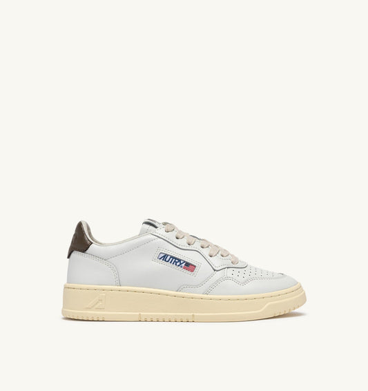 AUTRY Man MEDALIST LOW SNEAKERS IN WHITE AND CHOCOLATE LEATHER