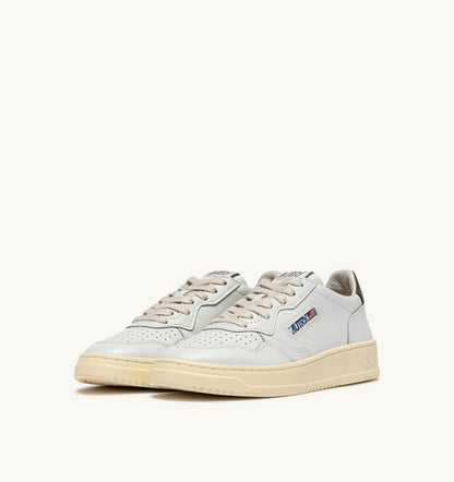AUTRY Man MEDALIST LOW SNEAKERS IN WHITE AND CHOCOLATE LEATHER