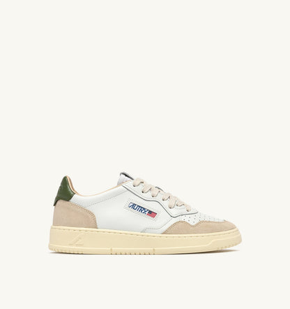 AUTRY Man MEDALIST LOW SNEAKERS IN WHITE LEATHER AND BRONZE GREEN SUEDE