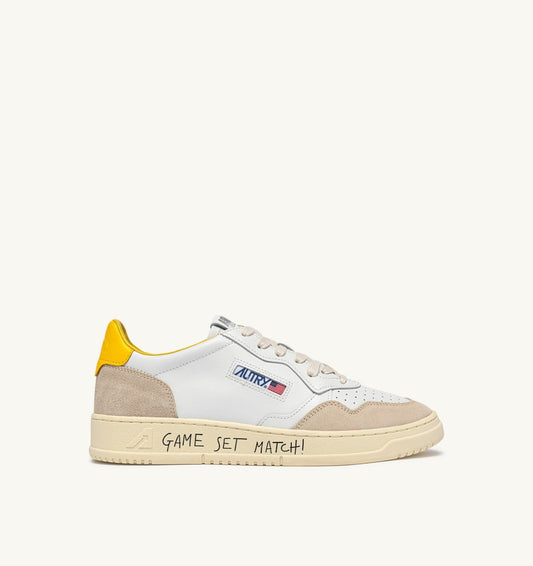 AUTRY Man MEDALIST LOW SNEAKERS IN WHITE LEATHER AND SLICKER SUEDE WITH LETTERING
