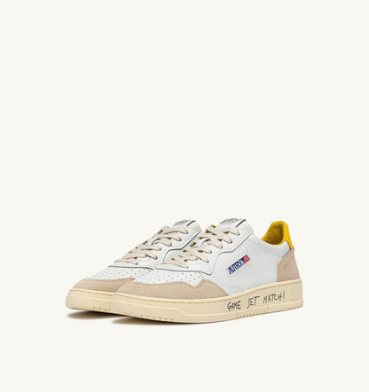 AUTRY Man MEDALIST LOW SNEAKERS IN WHITE LEATHER AND SLICKER SUEDE WITH LETTERING
