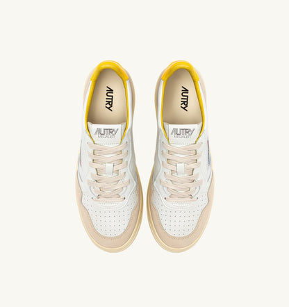 AUTRY Man MEDALIST LOW SNEAKERS IN WHITE LEATHER AND SLICKER SUEDE WITH LETTERING